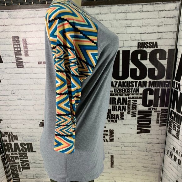 LulaRoe Gray Print 3/4 Sleeve Randy Top - Picture 3 of 6
